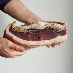 Vendita online salumi maremma: prosciutto stagionato di suino brado artigianale